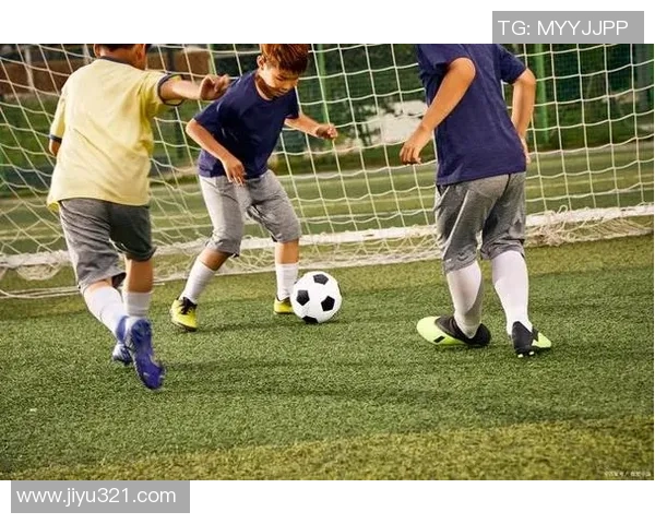 足球明星与孩子们的温馨瞬间高清图片分享